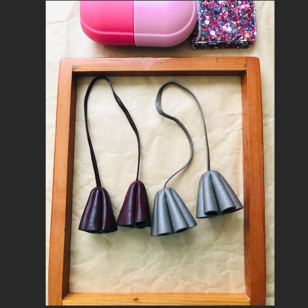 2/$29 Marc Jacobs tassels + facial beauty ice roller + Mz Wallace mirror - Picture 8 of 10